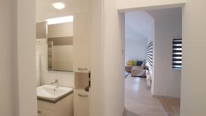 A bathroom at Piacsek Apartmanház