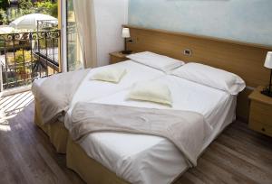 Postel nebo postele na pokoji v ubytování Hotel Lauro + 33 fotografií
