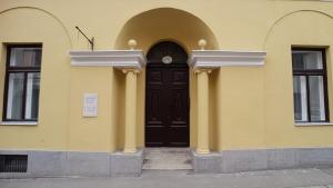 The facade or entrance of Piacsek Apartmanház