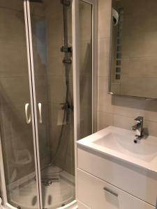 um banheiro com chuveiro e pia em Villa la vie em Ulcinj