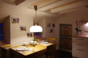 ein Esszimmer mit einem Holztisch und Stühlen in der Unterkunft Alte Bäckerei in Monschau