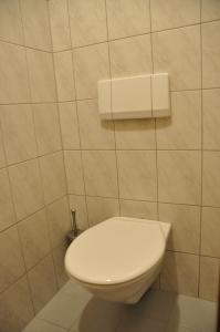 ein weißes WC im gefliesten Bad in der Unterkunft Haus Astoria in Sankt Leonhard im Pitztal