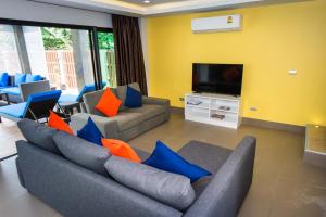 TV a/nebo společenská místnost v ubytování The Pearl Luxury Pool Villas