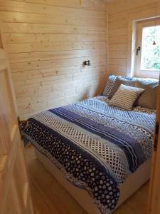 Rúm í herbergi á Inisean Lodge log cabin -part of Inisean B&B
