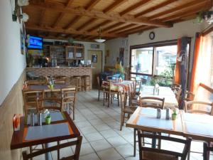 A restaurant or other place to eat at Camping Pommiers des Trois Pays