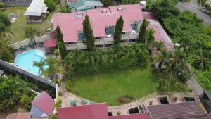 Bazén v ubytování Coco D'or Hotel Seychelles nebo v jeho okolí