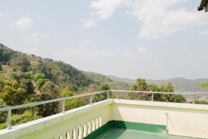 a balcony with a view of the mountains at หลินฝูเอิน Ling Fu En in Mae Salong
