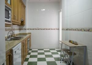 una cocina con suelo a cuadros verde y blanco en CASA DEL CIRCULO MERCANTIL, en Villanueva del Arzobispo