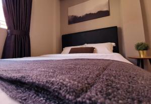 Rúm í herbergi á The Core Hotel
