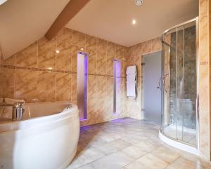 La salle de bains est pourvue d'une baignoire et d'une douche. dans l'établissement Moss Grove Organic, à Grasmere