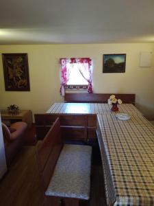 Habitación con cama con colchón a cuadros en Epicentar, house for rent, sobe - Ivanec, en Ivanec
