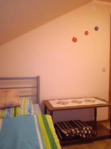 1 dormitorio con cama y mesa en la pared en Epicentar, house for rent, sobe - Ivanec, en Ivanec