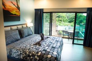 Tempat tidur dalam kamar di The Pearl Luxury Pool Villas