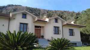 une maison avec une montagne en arrière-plan dans l'établissement Le Poiane B&B-Casa vacanze, à San Piero Patti
