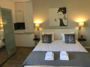 a bedroom with a bed with two towels on it at La Tulipe in Egmond aan den Hoef