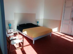 1 dormitorio con cama y puerta en Les Colonnades, en Moussan
