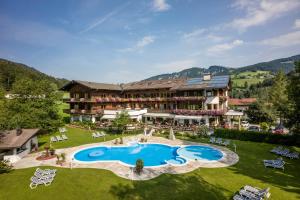 eine Luftansicht eines Resorts mit einem großen Pool in der Unterkunft Hotel Haflingerhof in Oberau
