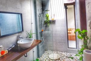Koupelna v ubytování Canang Gardens + 37 fotografií