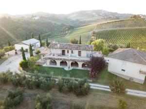 una vista aérea de una casa en un viñedo en Agriturismo alla Solagna en Colli del Tronto