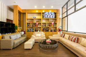un ampio soggiorno con divani e tavolo di Kim Minh Apartment & Hotel a Vung Tau