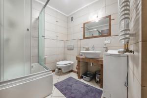 uma casa de banho com um lavatório, um WC e um chuveiro em Apartamenty Sun & Snow Willa Teresa em Krynica Morska
