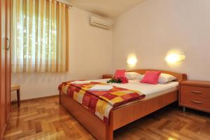 a bedroom with a bed and a window at Villa Fontana 2 in Suko&scaron;an