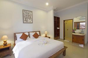 Een bed of bedden in een kamer bij purnama fullmoon resort