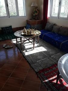 a living room with a coffee table and a couch at Residence Dayet Aoua in Ifrane