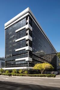 un edificio de oficinas con el logotipo de ónix en él en The Onyx Apartment Hotel by NEWMARK, en Ciudad del Cabo