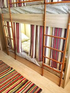 Etno Hostel emeletes ágyai egy szobában