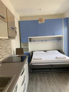 Cette petite chambre comprend un lit et des armoires bleues. dans l'établissement Casa Vacanze B&B Uccialì, à Le Castella