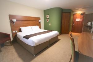 Llit o llits en una habitació de Doncaster International Hotel by Roomsbooked