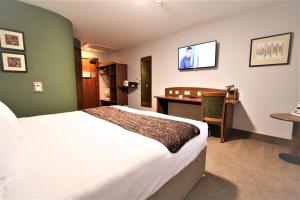Llit o llits en una habitació de Doncaster International Hotel by Roomsbooked
