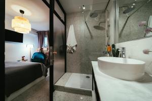 Un baño con bañera, lavabo y cama. en EM Kastelo Zadar, en Zadar 17 fotos más