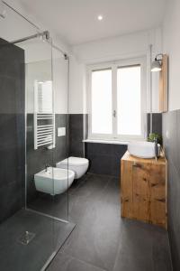 Koupelna v ubytování ParcoSantaTeresa Suites LOC-02279