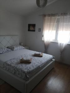 um quarto com uma cama com duas bandejas em Fortuna em Slivnica