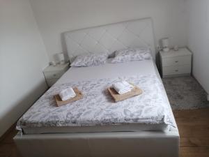 una camera da letto con un letto e due asciugamani di Fortuna a Slivnica
