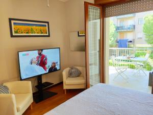 a bedroom with a flat screen tv in a room at Bed & Smile in Valeggio sul Mincio