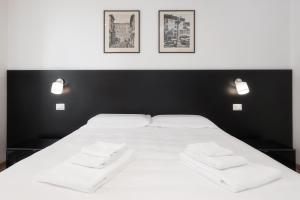 Postel nebo postele na pokoji v ubytování ParcoSantaTeresa Suites LOC-02279