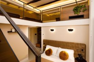 En eller flere senge i et værelse på MelRose Napoli + 106 billeder