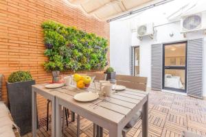 stół z owocami na patio w obiekcie A4 CENTRO DE SEVILLA CATEDRAL SANTA CRUZ PARKING PRIVADO OPCIONAL w Sewilli