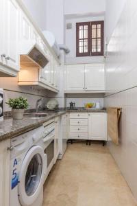 Kuchnia lub aneks kuchenny w obiekcie A4 CENTRO DE SEVILLA CATEDRAL SANTA CRUZ PARKING PRIVADO OPCIONAL