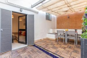 patio ze stołem i krzesłami w pokoju w obiekcie A4 CENTRO DE SEVILLA CATEDRAL SANTA CRUZ PARKING PRIVADO OPCIONAL w Sewilli