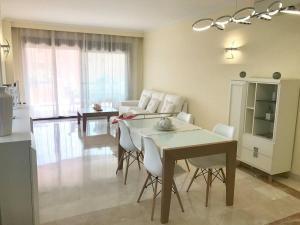 - une cuisine et une salle à manger avec une table et des chaises dans l'établissement Beautiful apartment in Costa del Sol,300m from sea, à Estepona