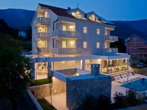 una casa grande con piscina frente a ella en Villa Dalmatina - Adults Only, en Bol