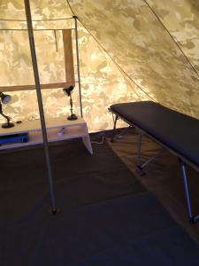 un tavolo in tenda con due luci sopra di Tent-Ok Opende a Opende-Oost