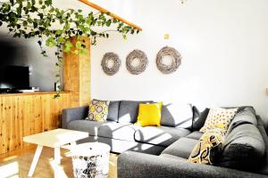 uma sala de estar com um sofá e pratos na parede em Casa Pedregalejo. Grupos-Familias em Málaga