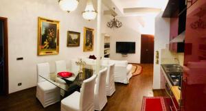 ローマにあるColosseo Roomのリビングルーム(白い椅子、ガラスのテーブル付)