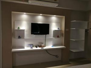 telewizor na półce w pokoju w obiekcie 2 Feel Bed Station w mieście Udon Thani