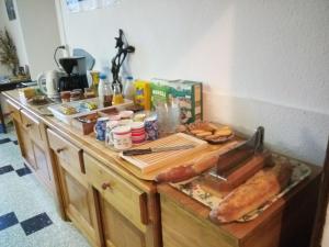 若西耶Maison familiale des Gueyniers的面包和其他食物的柜台